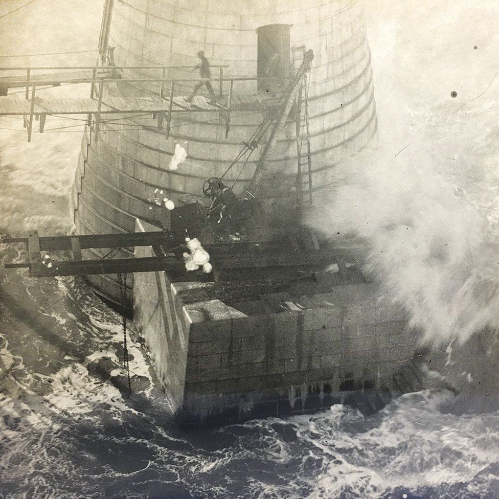 Beachy Head: Lighthouse Building Images Sold At Auction - Bbc News