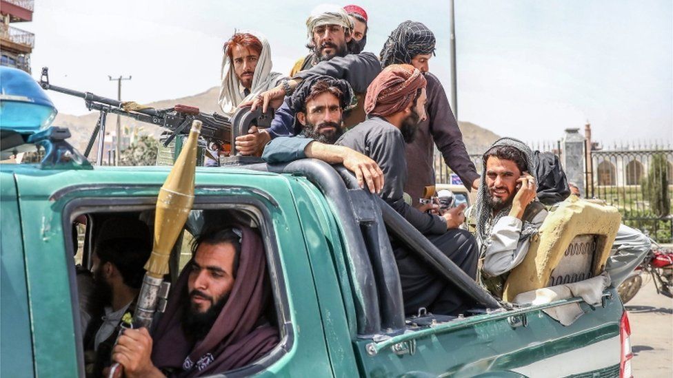 Боевики Талибана на задней части автомобиля в Кабуле, Афганистан, 16 августа 2021 года.