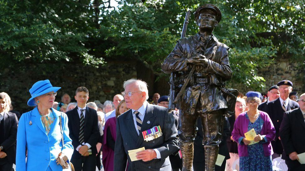 WW1 statue unveiled in Canterbury by Queen Margrethe BBC News