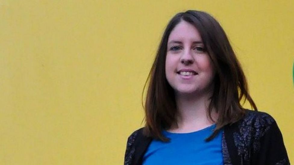 Beth yw dyfodol neuaddau Cymraeg? - BBC Cymru Fyw