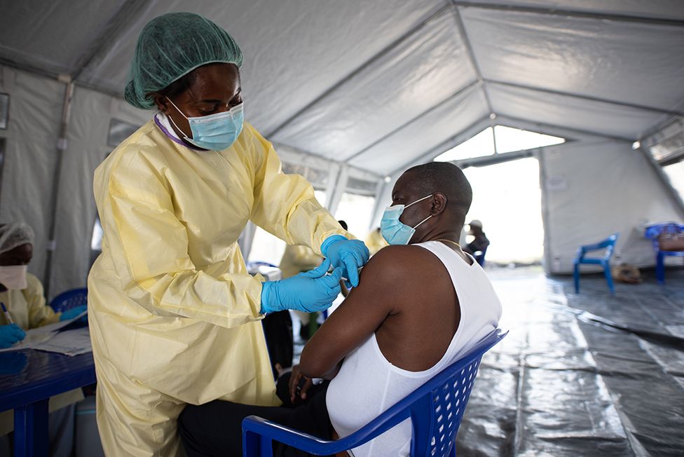 A nurse inject Nicolas with the Covid vaccine