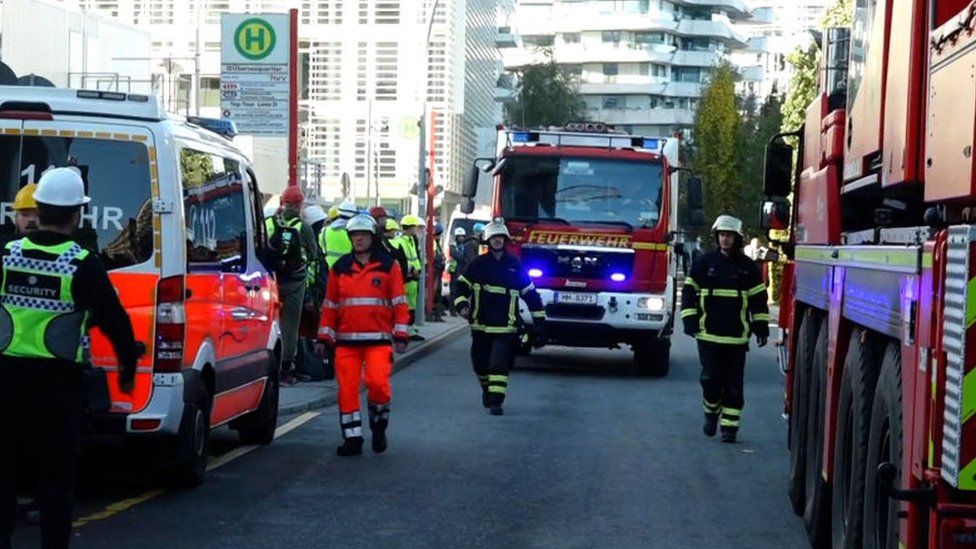 Пожарных видно 30 октября 2023 года недалеко от строительной площадки в Гамбурге, северная Германия, после смертельной аварии