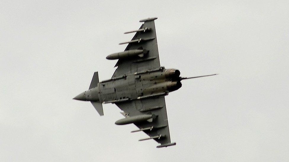 Ian Grinter gymrodd y llun hwn o un o'r awyrennau jet o'i ardd yn Y Rhws