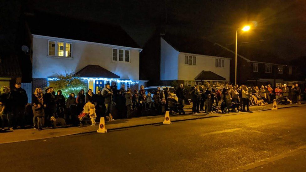 Brentwood teenager's Christmas lights show thrills crowd BBC News