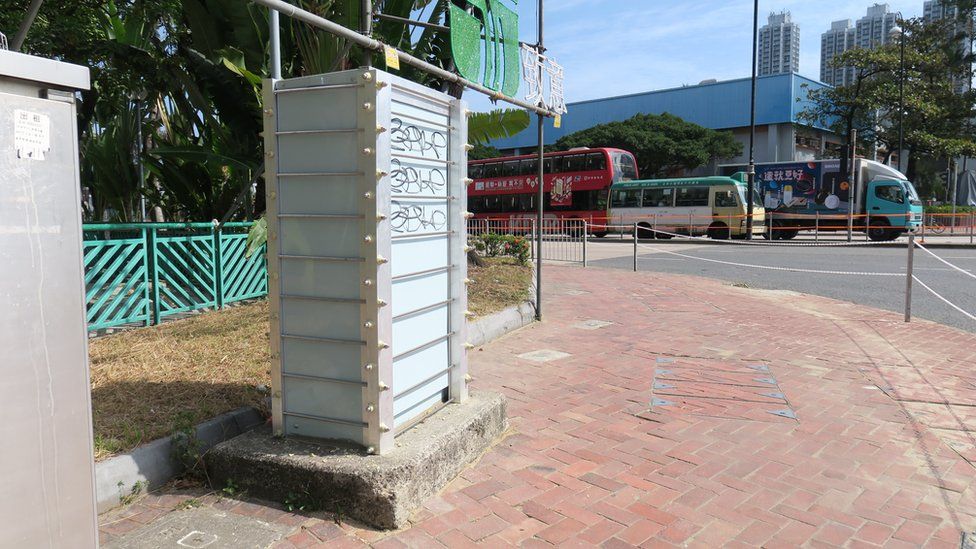 香港新界沙田乡事会路与源禾路交界被围封的交通灯控制箱(6/1/2020)