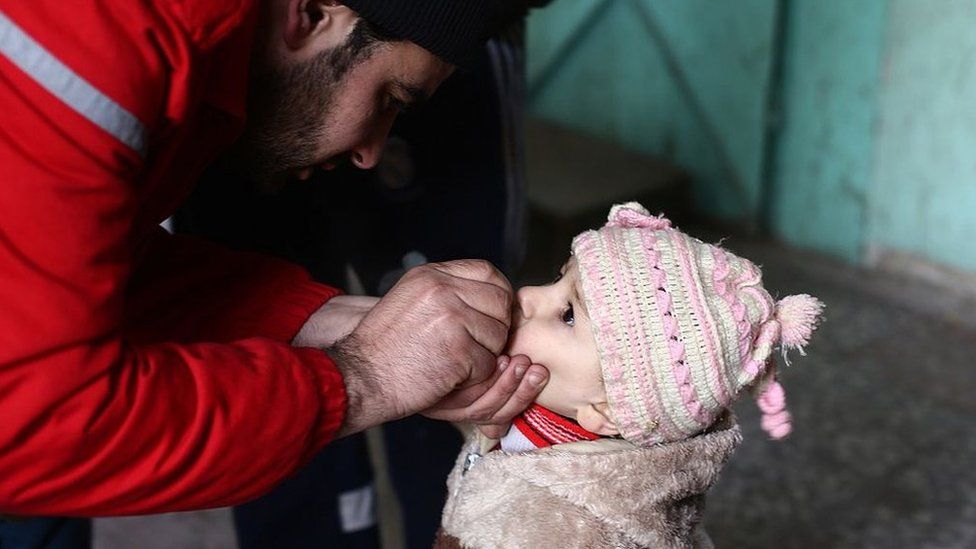 File photo showing a Syrian child receives the oral polio vaccine in the rebel-held Eastern Ghouta, outside Damascus (22 February 2015)