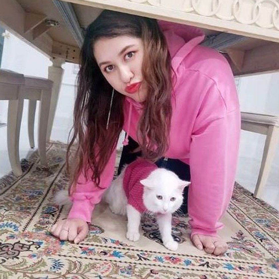 Sura Behzadi and her cat in matching jumpers