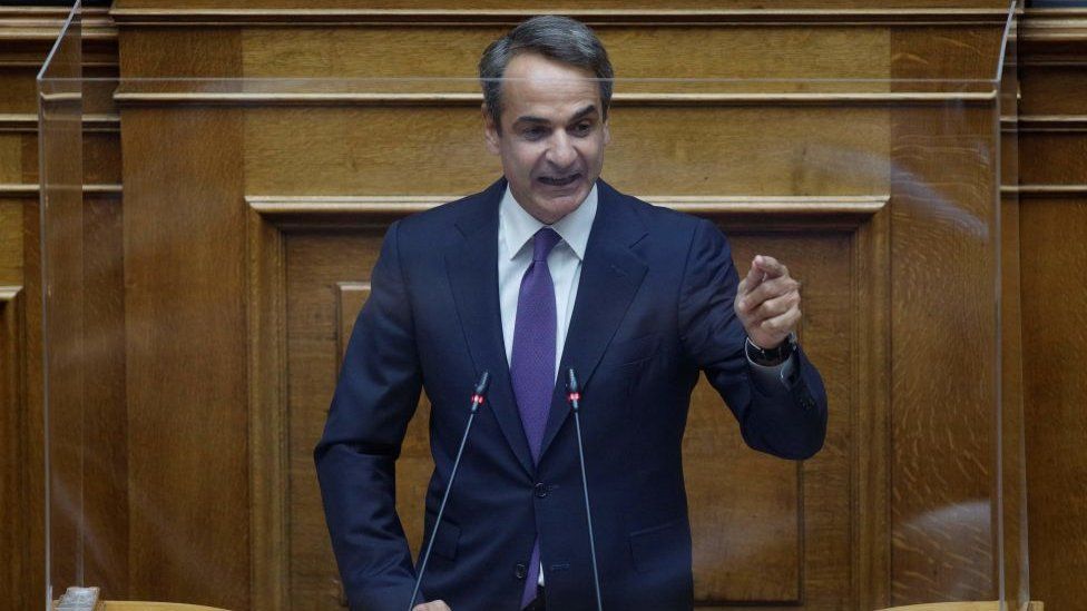 Премьер-министр Греции Кириакос Мицотакис выступает на заседании парламента в Афинах 26 августа 2022 г.