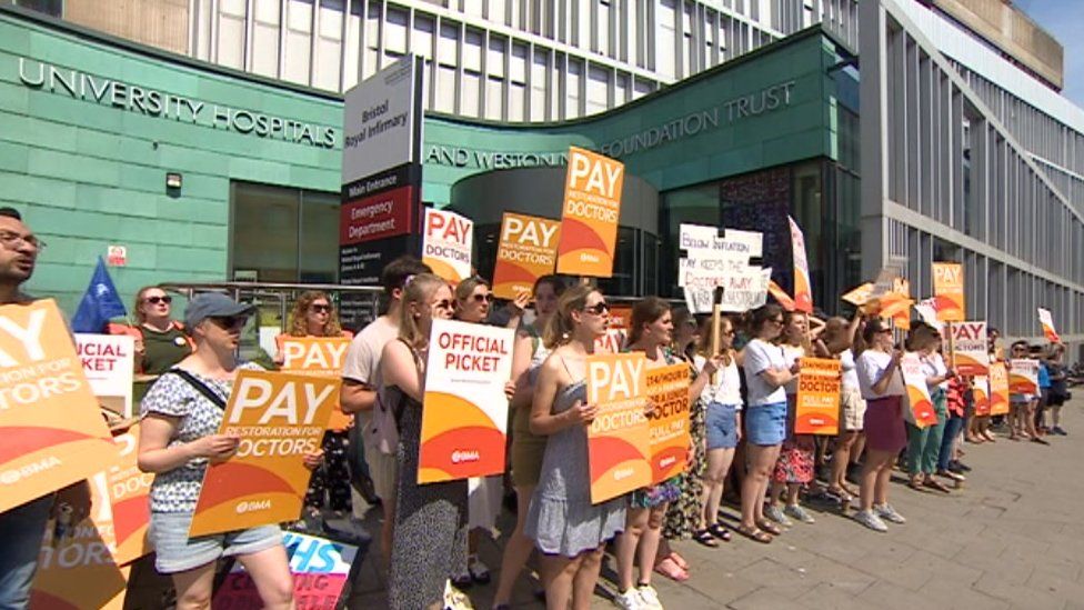 Médicos en formación con pancartas en huelga frente al Bristol Royal Infirmary