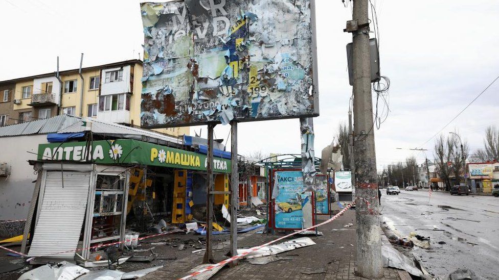 Una fermata dell'autobus danneggiata dopo un bombardamento, nel contesto dell'attacco russo all'Ucraina, a Kherson, Ucraina 21 febbraio 2023