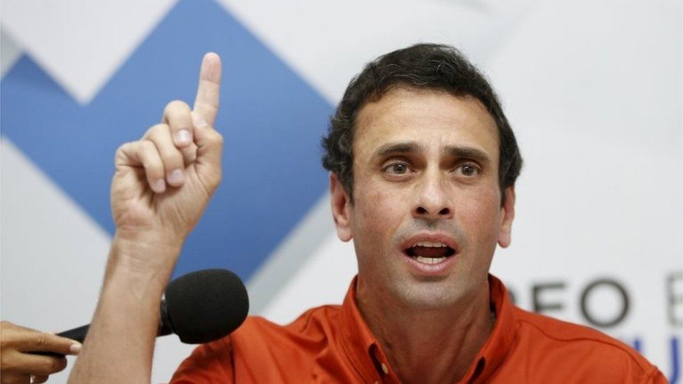 Opposition leader and Governor of Miranda state Henrique Capriles speaks during a news conference in Caracas on 13 November, 2015