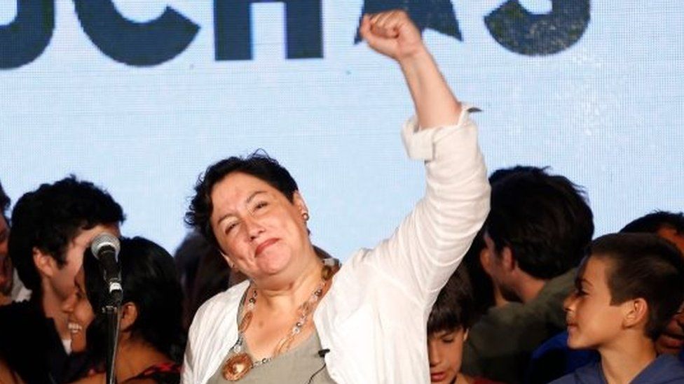 Chilean presidential candidate of the coalition Frente Amplio Beatriz Sanchez waves to supporters at the party headquarters in Santiago on November 19, 2017.2017