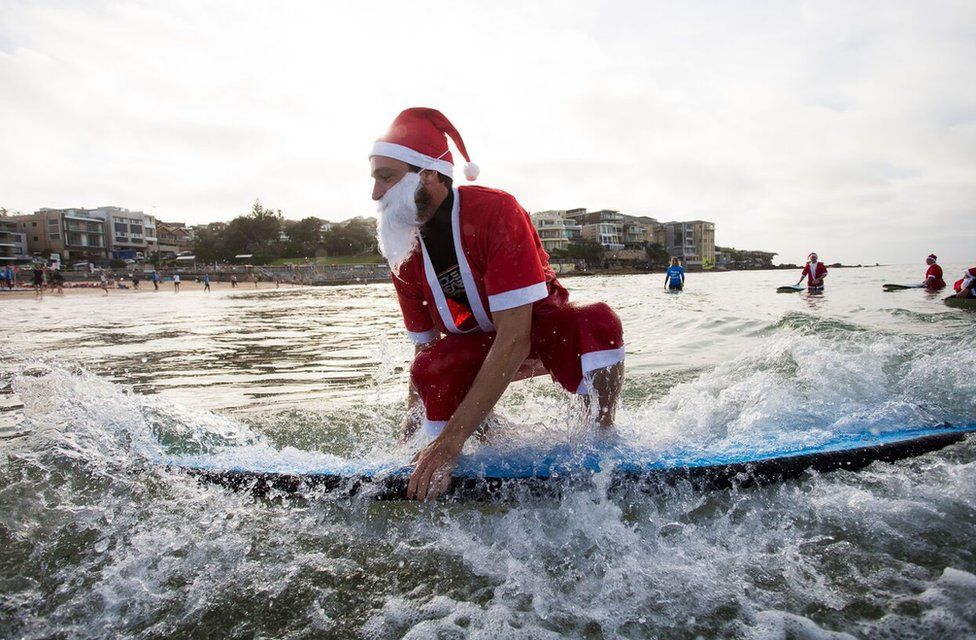 Группа из 320 серфинговых Дедов Морозов окунулась в атмосферу Рождества в Австралии, побив мировой рекорд Гиннеса за самый большой урок серфинга.