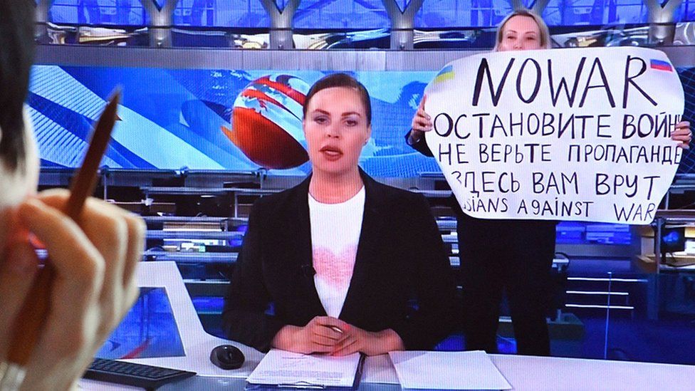 Marina Ovsyannikova holding up a poster which reads "No War", 15 March 2022