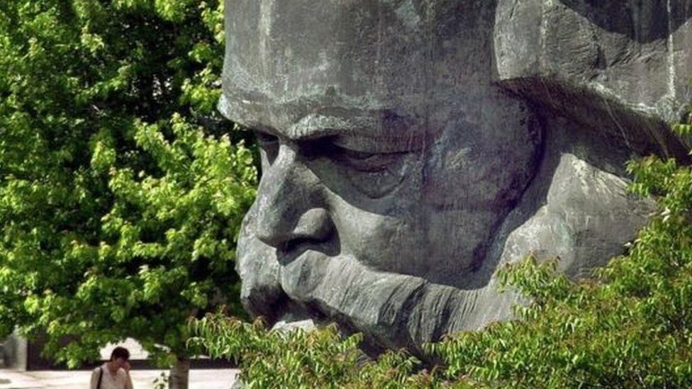 Foto de escultura de Marx