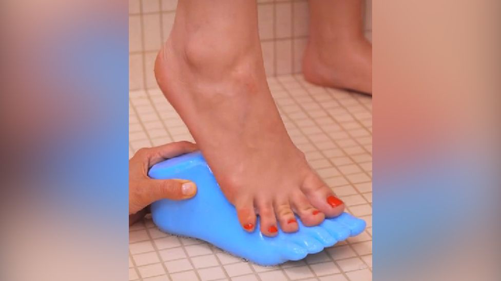 Нога трется о мыло