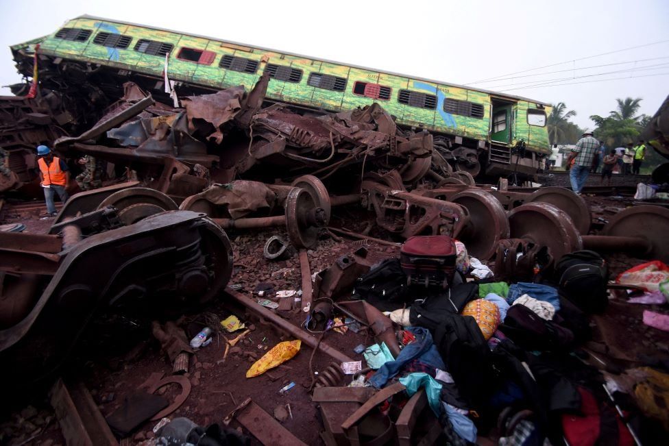 Die Habseligkeiten von Fahrgästen liegen neben einem beschädigten Waggon nach einem tödlichen Zusammenstoß von Zügen im Distrikt Balasore im östlichen Bundesstaat Odisha, Indien, am 3. Juni 2023