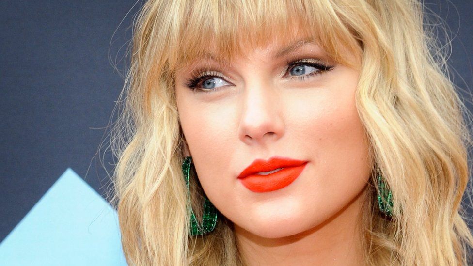 Taylor Swift Donates £23,000 To Help Student Go To Uk University - Bbc 