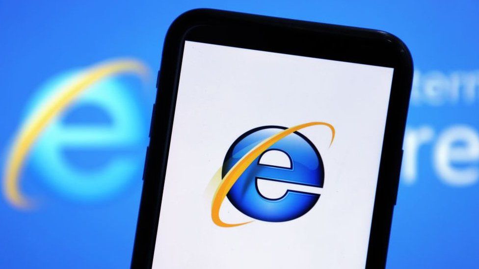Логотип Internet Explorer отображается на экране смартфона