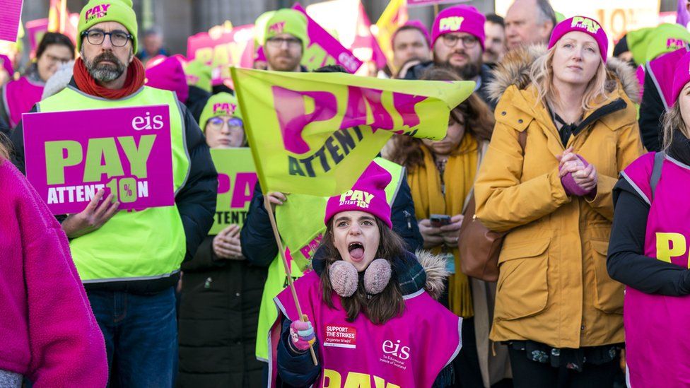 Council bosses agree new teacher pay offer - BBC News