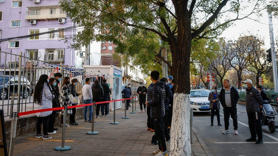 Pessoas fazem fila para teste de Covid em Pequim