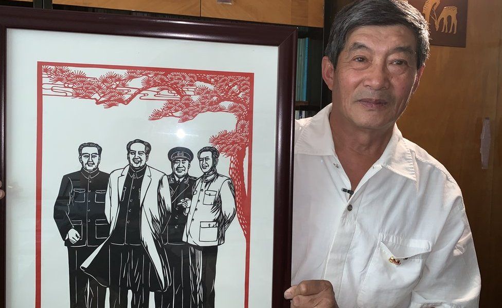 Zhao Jingjia with a paper cut of Mao Zedong