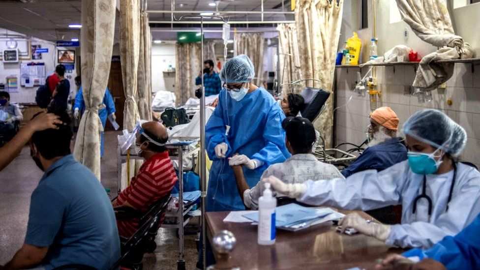 Медицинский персонал посещает пациентов с положительным результатом на Covid-19 в отделении неотложной помощи в больнице Святого Семейства 6 мая 2021 года в Нью-Дели, Индия.