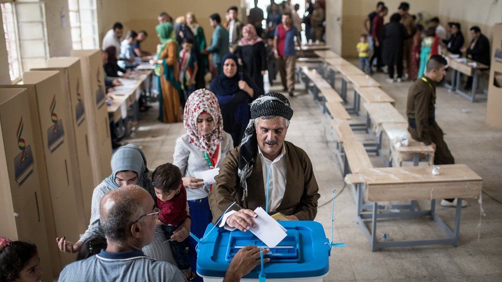 Pessoas são vistas votando em um referendo de independência curda em uma seção eleitoral em Kirkuk, Iraque (25 de setembro de 2017)