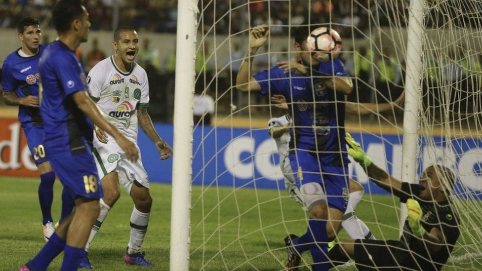 Reinaldo (in white) scores for Chapecoense