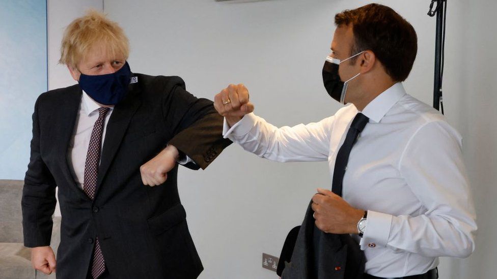 Премьер-министр Великобритании Борис Джонсон и президент Франции Эммануэль Макрон прибывают на двустороннюю встречу во время саммита G7 в Карбис-Бэй, Корнуолл, 12 июня 2021 г.