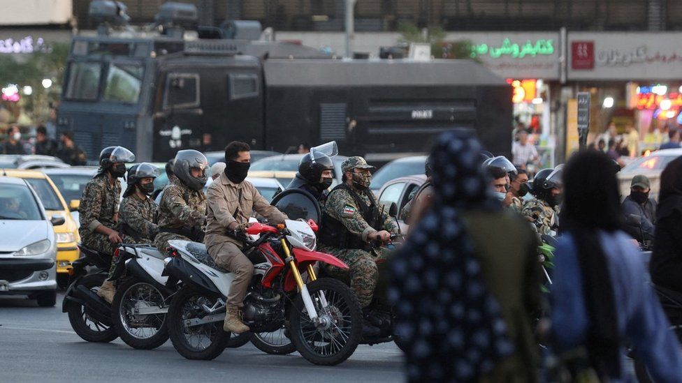 Архивное фото, на котором сотрудники полиции по охране общественного порядка едут на мотоциклах в Тегеране, Иран (3 октября 2022 г.)