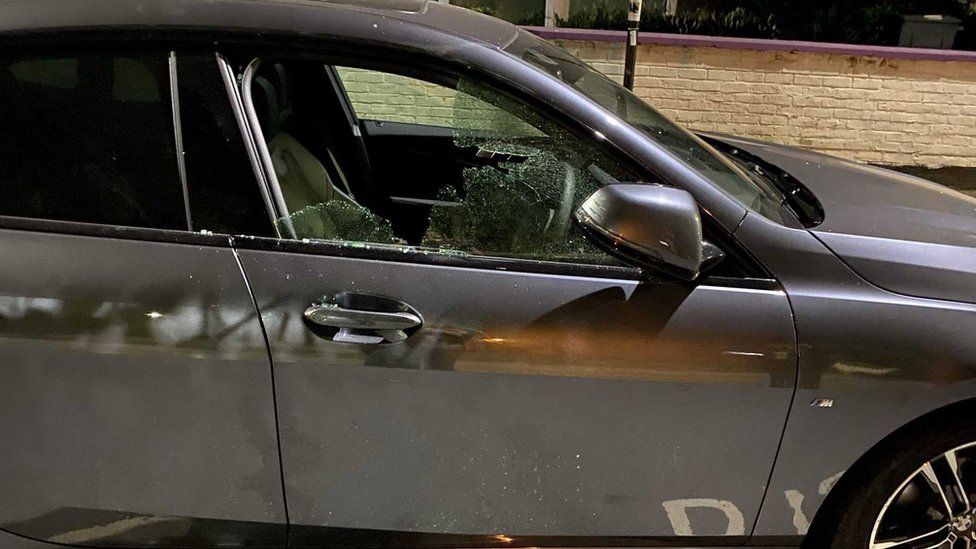 Машина Мэри с разбитым окном