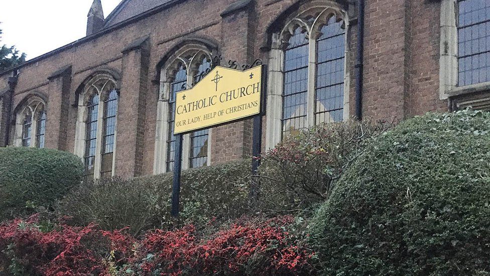 Partially clothed skeleton found in bushes in Luton BBC News