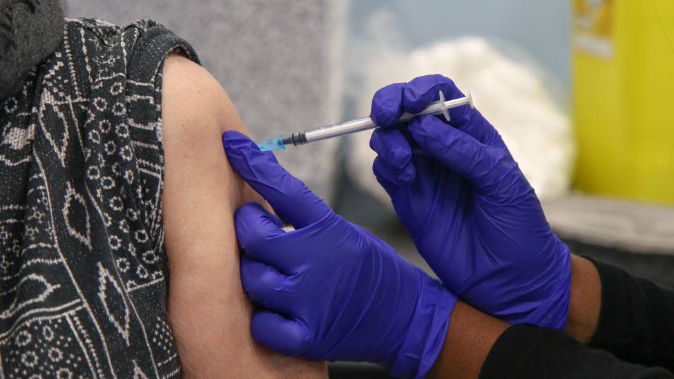 Женщина получает четвертую дозу вакцины от Covid этой весной