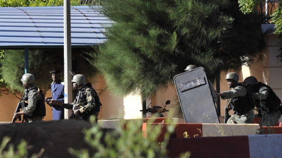 Malian troops take position outside the Radisson Blu hotel in Bamako on November 20, 2015.