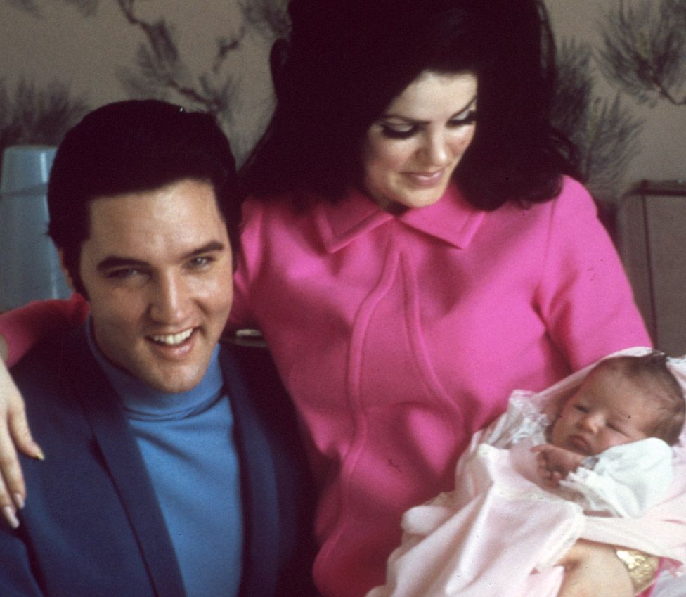 Elvis Presley me gruan e tij Priscilla Beaulieu Presley dhe vajzën e tyre 4 ditëshe Lisa Marie Presley më 5 shkurt 1968 në Memphis, Tennessee