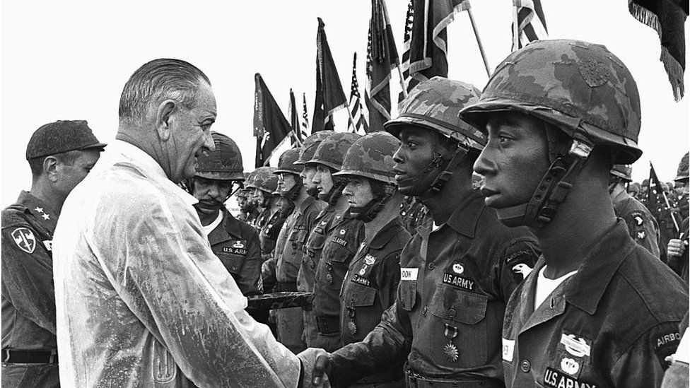 Президент Линдон Б. Джонсон пожимает руку войскам