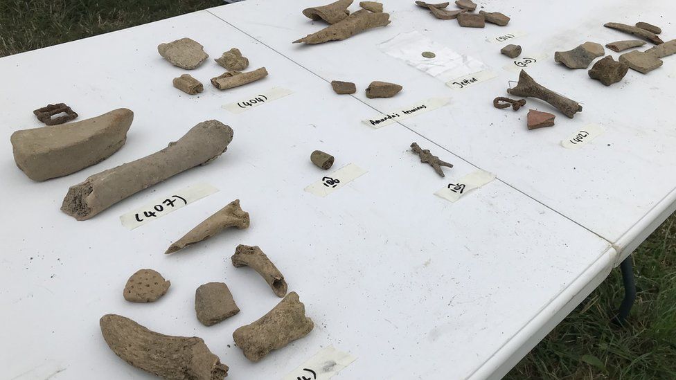 Frammenti archeologici disposti su un tavolo