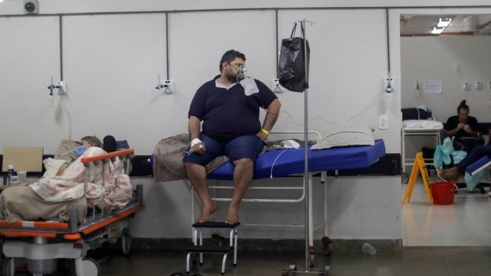 Пациенты находятся в импровизированной палате больницы в Бразилиа