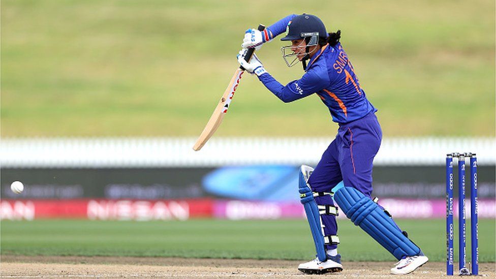 Летучие мыши Смрити Мандхана из Индии во время матча чемпионата мира по крикету среди женщин 2022 года между Индией и Бангладеш в Седдон-парке 22 марта 2022 года в Гамильтоне, Новая Зеландия.