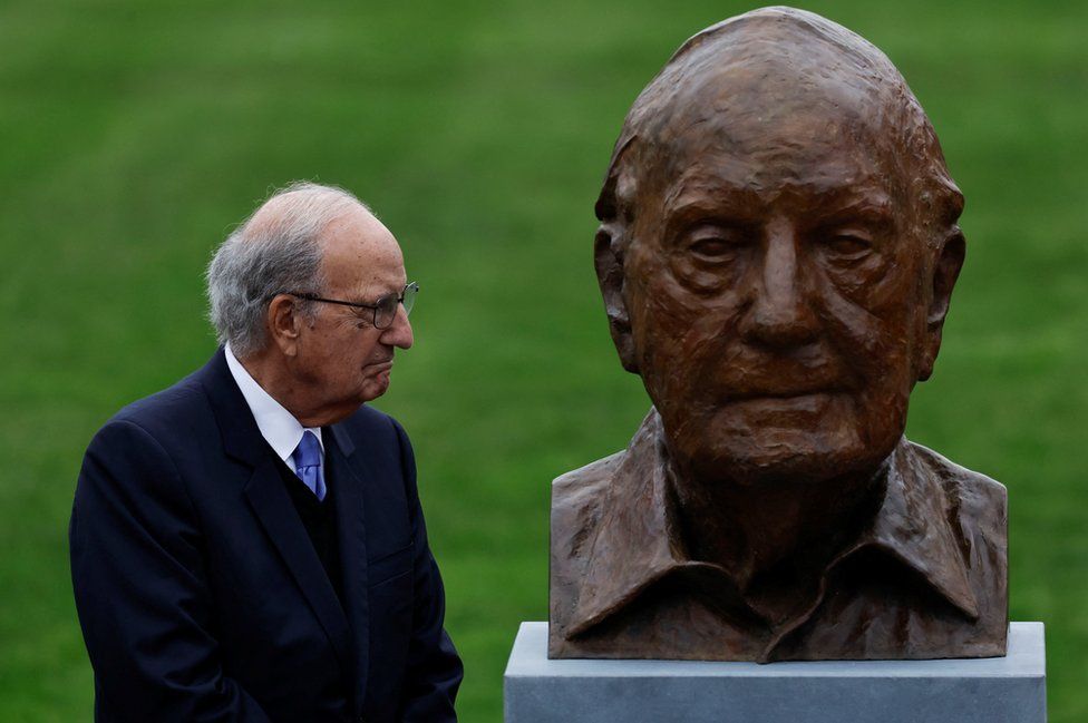George Mitchell looks at the bust of himself that was unveiled at Queen's University Belfast