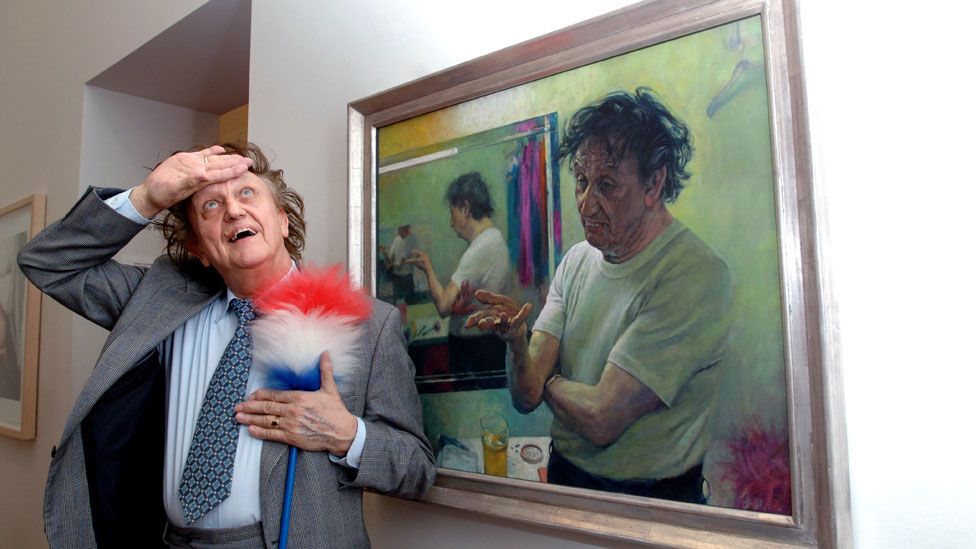 Sir Ken Dodd next to a portrait of himself by David Cobley in 2005