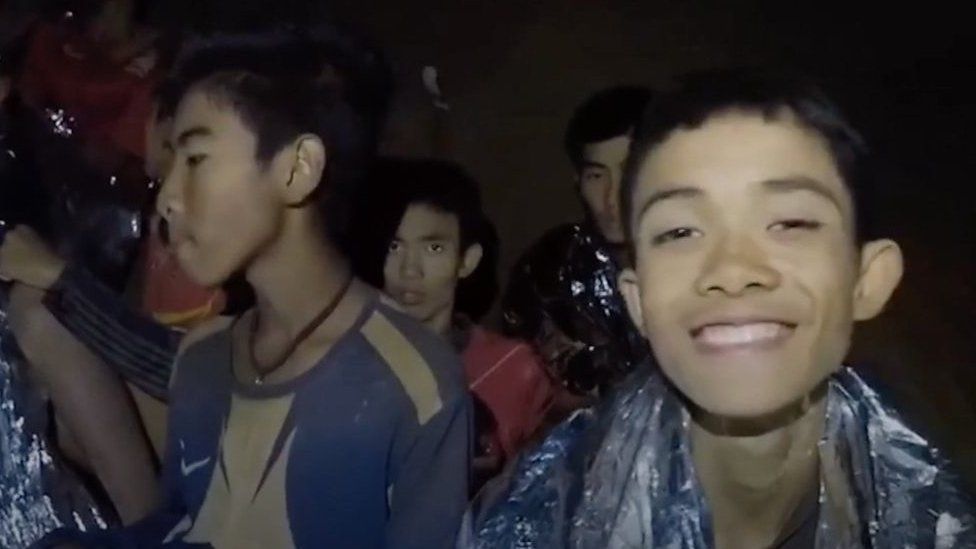 Thailändische Jungen in Höhle