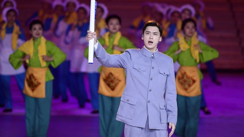Актер Ли Ифэн выступает на сцене во время художественного представления под названием «Большое путешествие» на Национальном стадионе (он же «Птичье гнездо») в честь 100-летия основания Коммунистической партии Китая (КПК) 28 июня 2021 года. в Пекине, Китай.