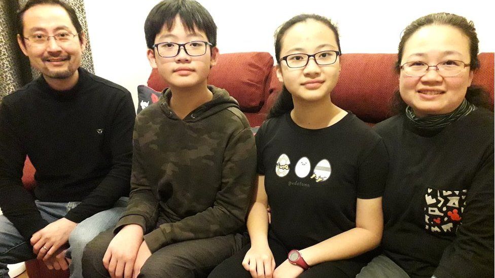 Andy Li (L) and Teri Wong (R) with their children