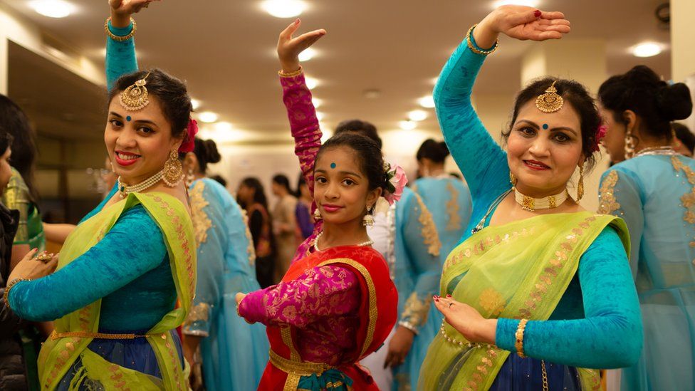 South Asian dancers