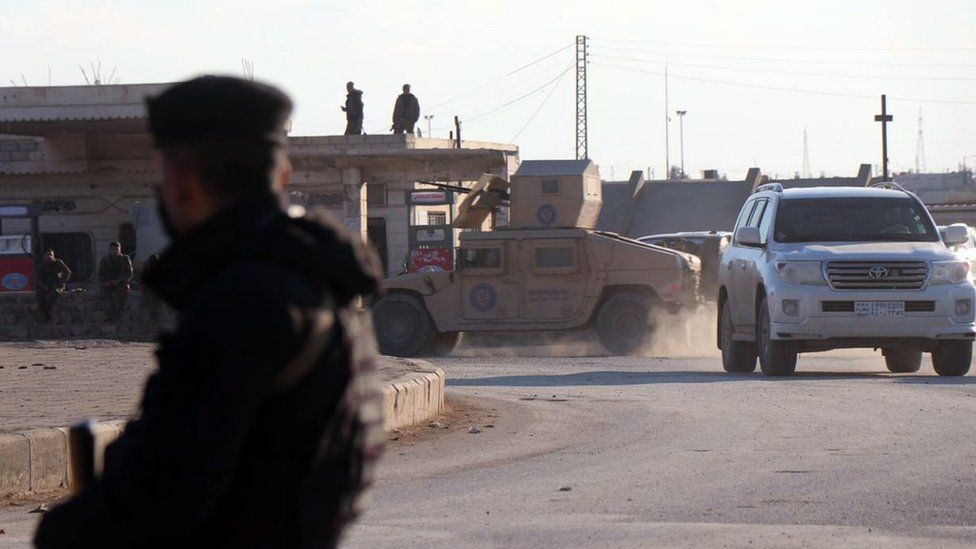 Силы SDF патрулируют город Хасака, Сирия, во время операции по зачистке тюрьмы Гвайран (25 января 2022 г.)
