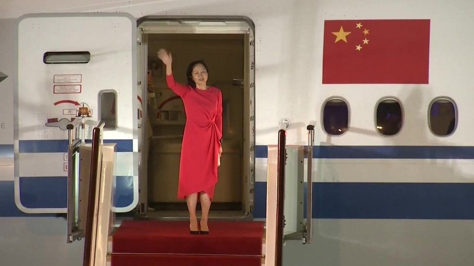 Men Wanzhou waves to supporters at Shenzhen airport - 25/9
