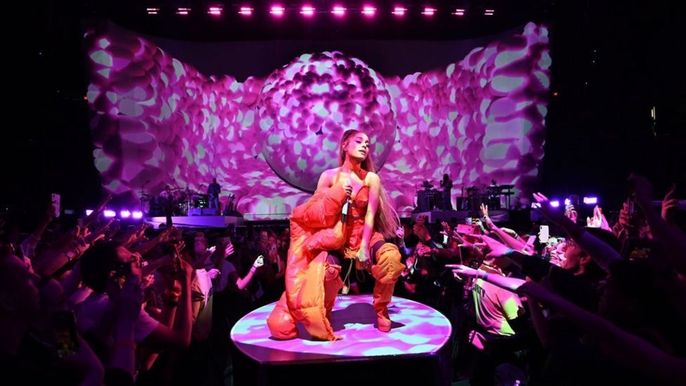 Ariana Grande kicks off Sweetener world tour in New York - BBC News