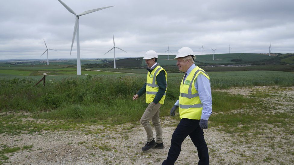Премьер-министр Великобритании Борис Джонсон посещает ветряную электростанцию ​​Scottish Power Carland Cross Windfarm 9 июня 2021 года в Ньюки, Корнуолл, Англия.Премьер-министр Великобритании Борис Джонсон посетил компанию в среду, чтобы посмотреть новое строительство на солнечной ферме